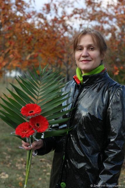 Женщина с букетом цветов