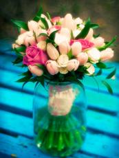 Свадебный букет из роз и тюльпанов